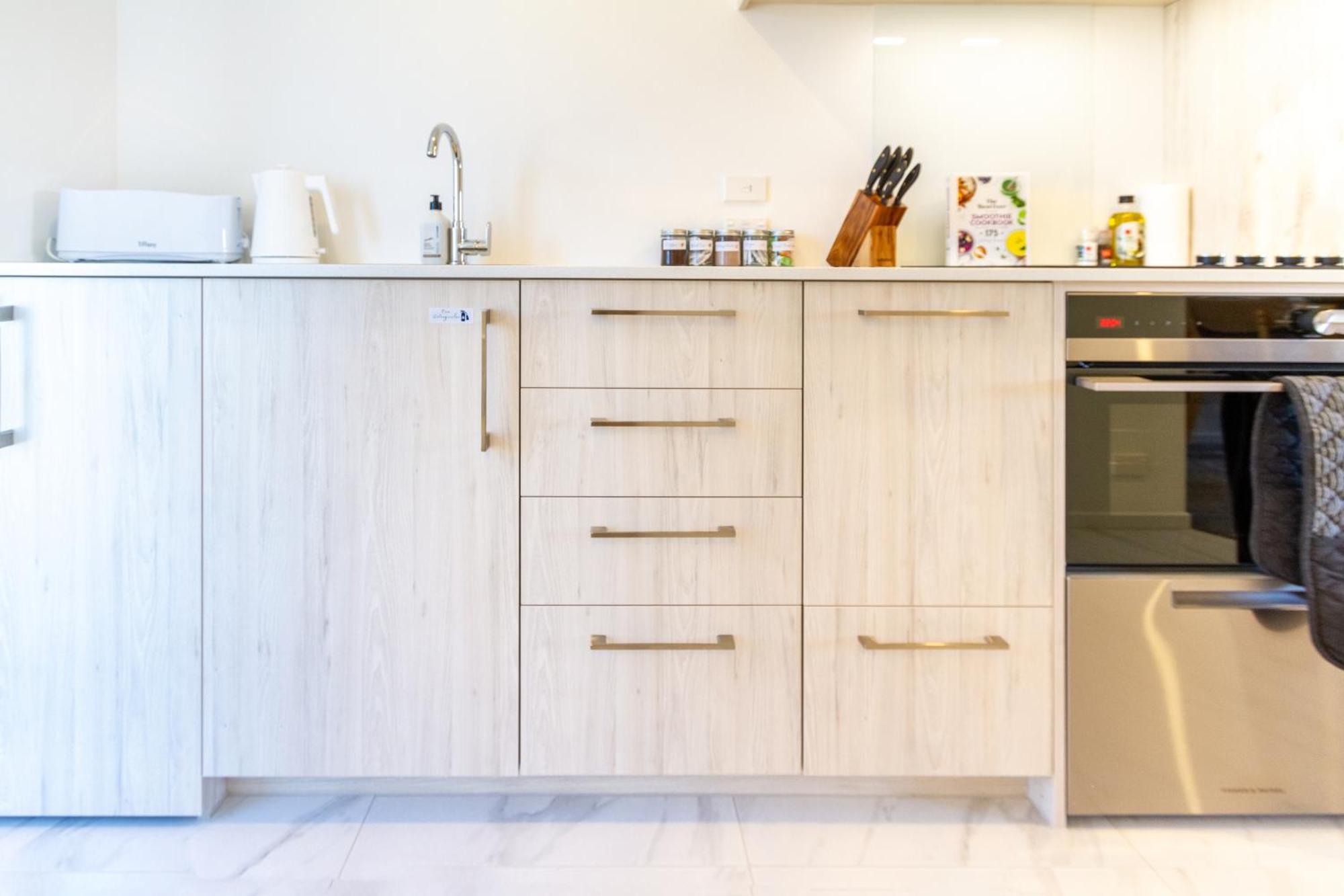 City Living: Upper Studio Haven On Wilmer Christchurch Eksteriør bilde